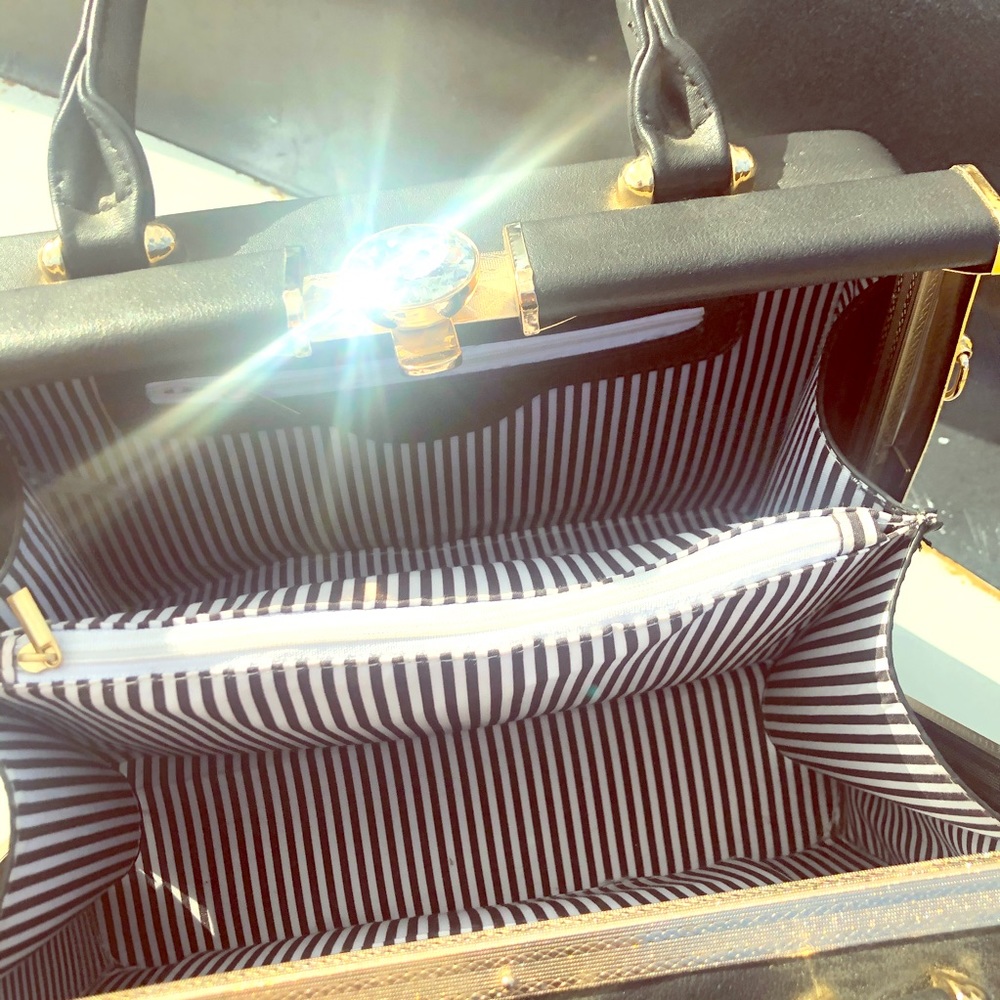 {???} Black Rhinestone Kiss Lock Frame Purse